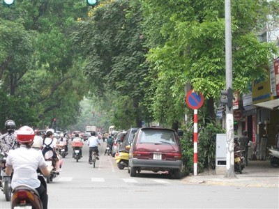 Many drivers who couldn’t find a parking space have to park illegally though they know that they would be fined heavily. (Filed photo)